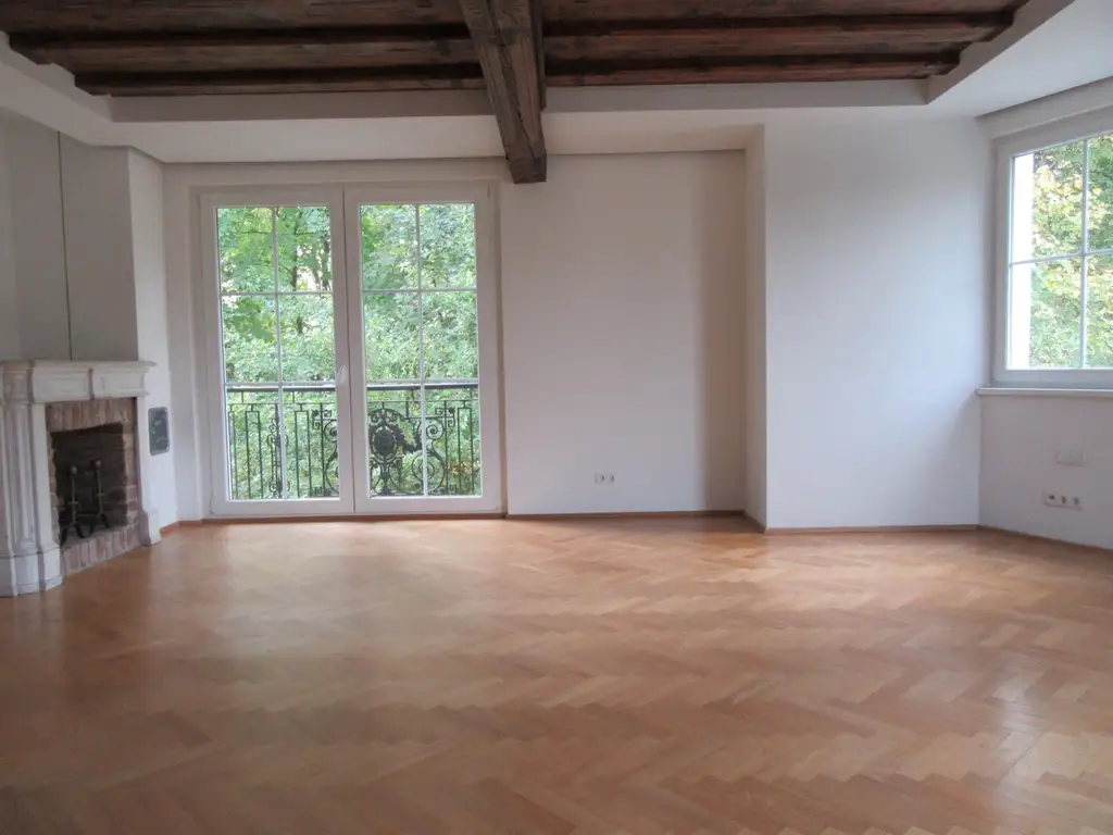 REPRÄSENTATIVE VILLA MIT BLICK IN DEN SCHLOSSPARK
