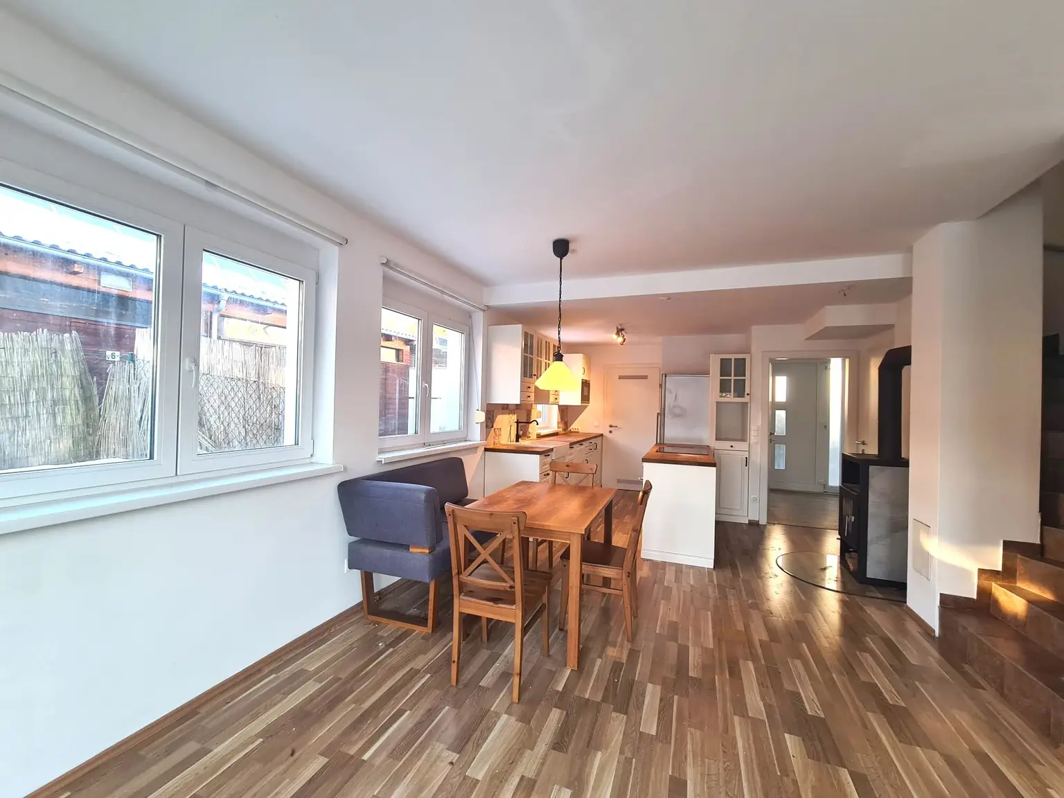 Wundeschöne Maisonettenwohnung mit Dachterrasse, Garten und Carport!