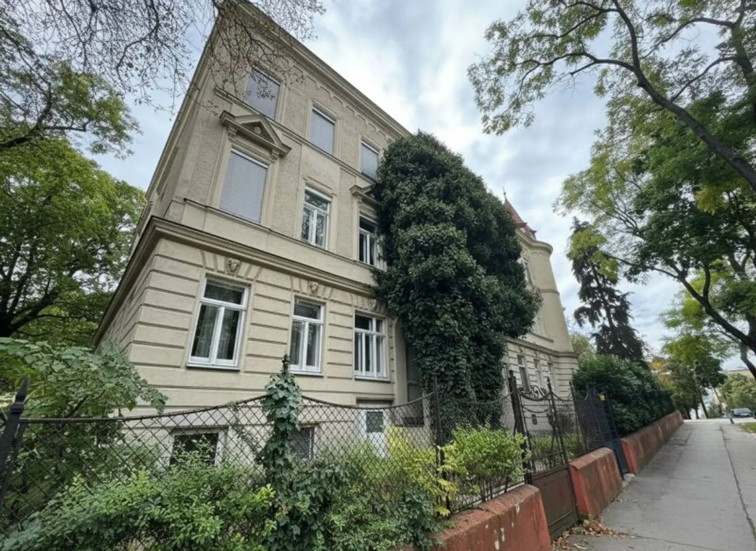 Stadtleben trifft Natur – Traumhafte 5-Zimmerwohnung in Zinsvilla zu verkaufen!