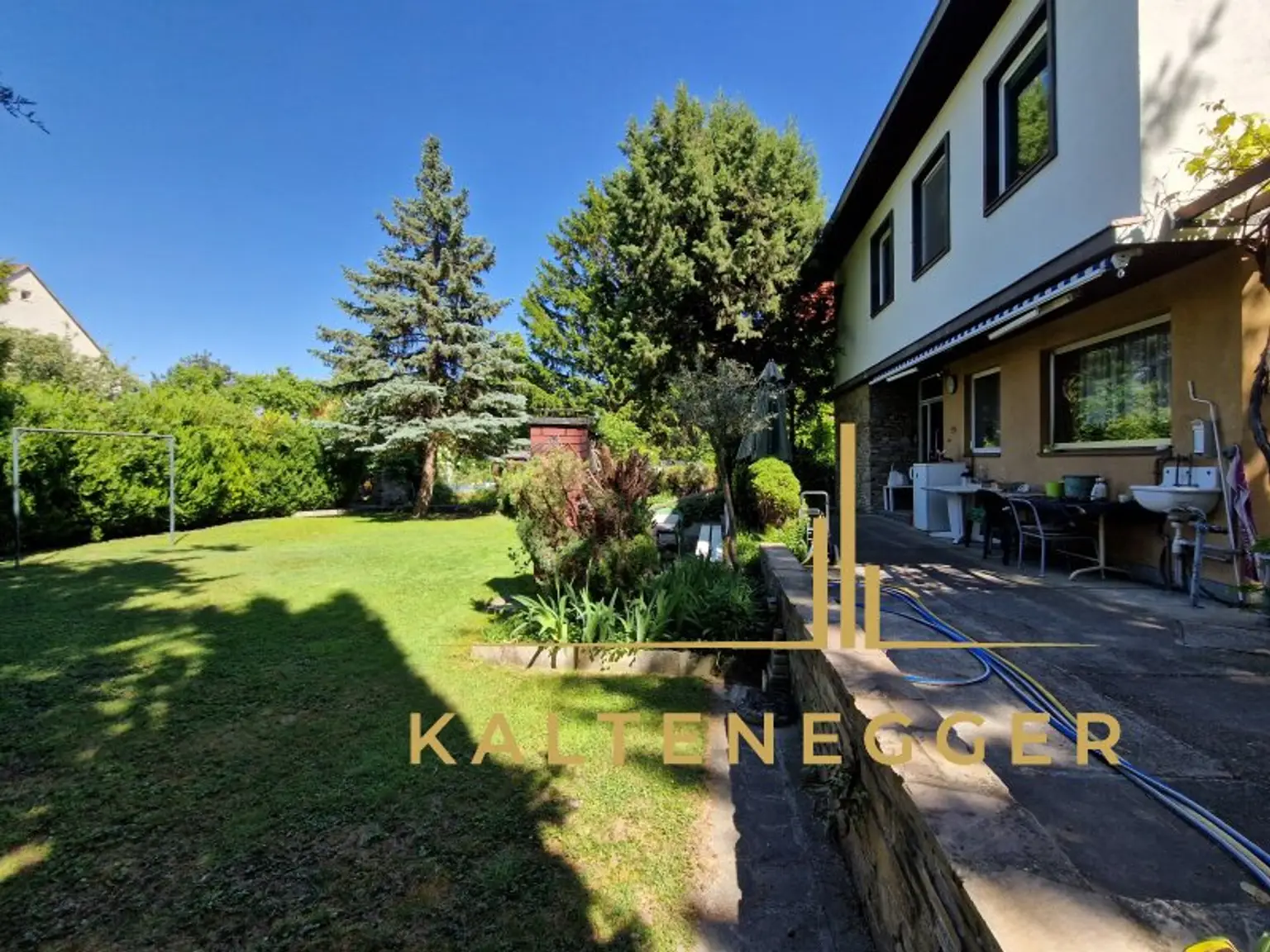 Terrasse + Garten hinterer Teil