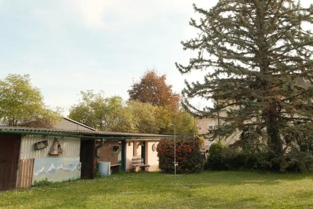 Zistersdorf: A5 - Nähe: großzügiges Wohnhaus ( 2 Wohneinheiten ) mit traumhaften Garten, Garage und Werkstatt