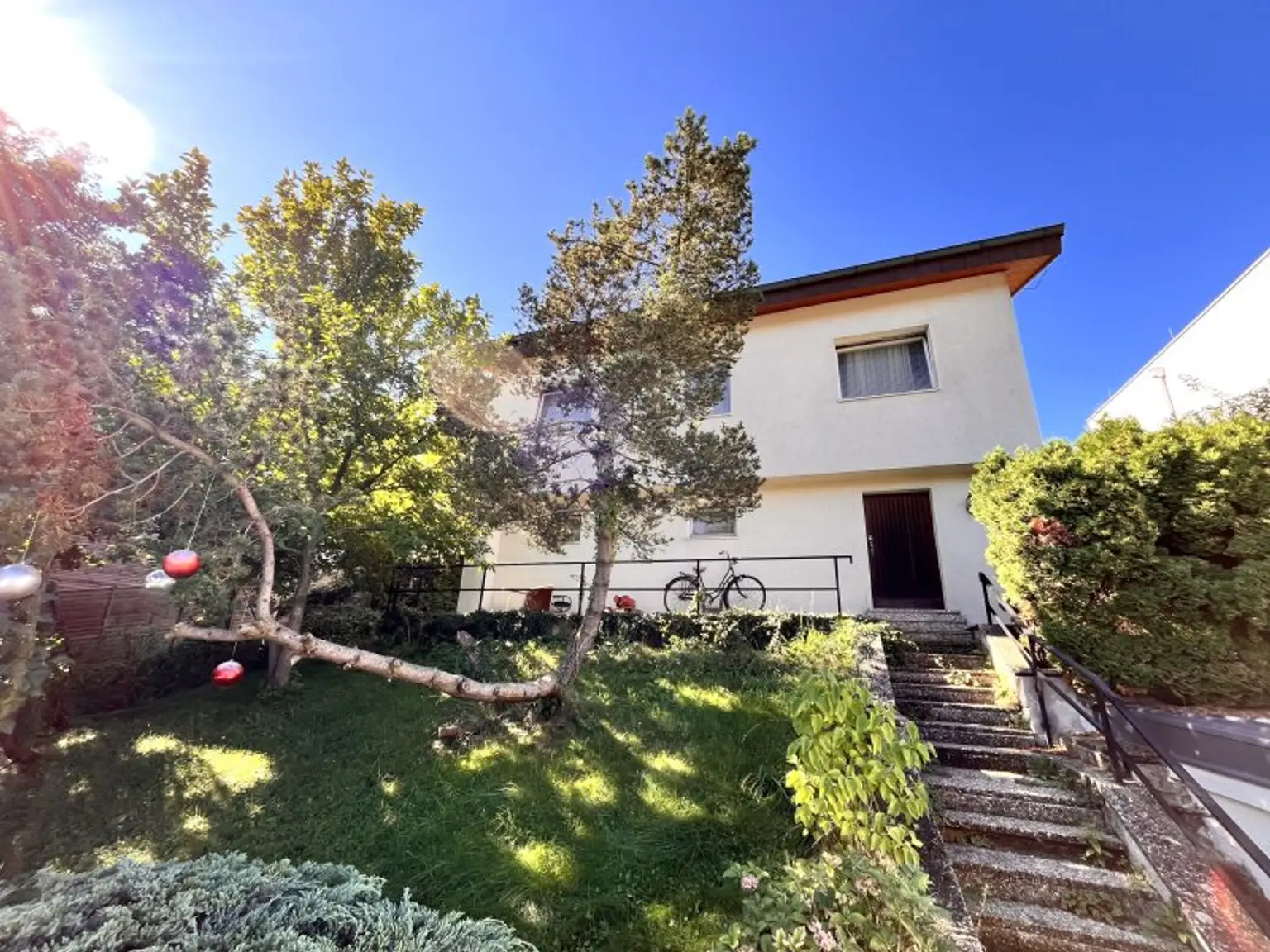 Haus mit Potenzial in Kierling – Ruheoase mit Garten, Pool & Wintergarten