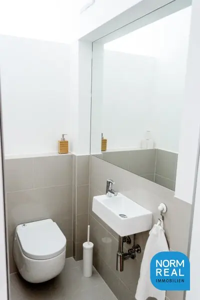 Komplett möblierte Dachgeschosswohnung mit Terrasse