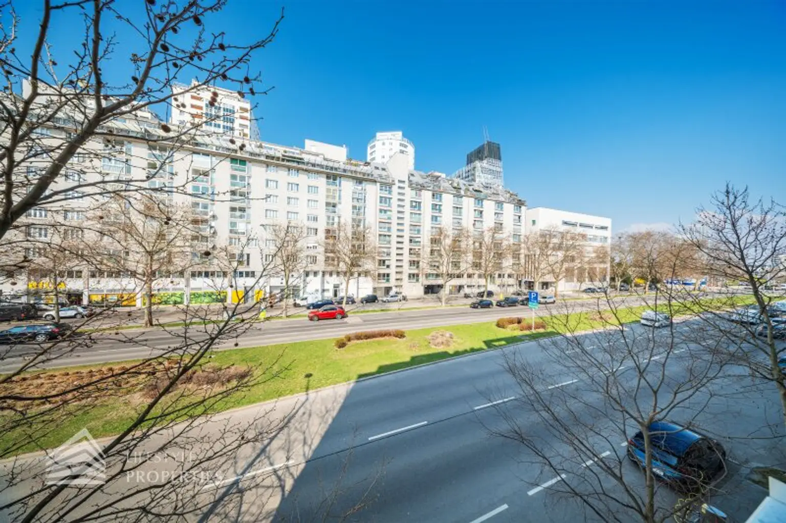 Modernes City-Living bei der UNO-City Exklusive 3-Zimmer-Wohnung mit zwei Loggien