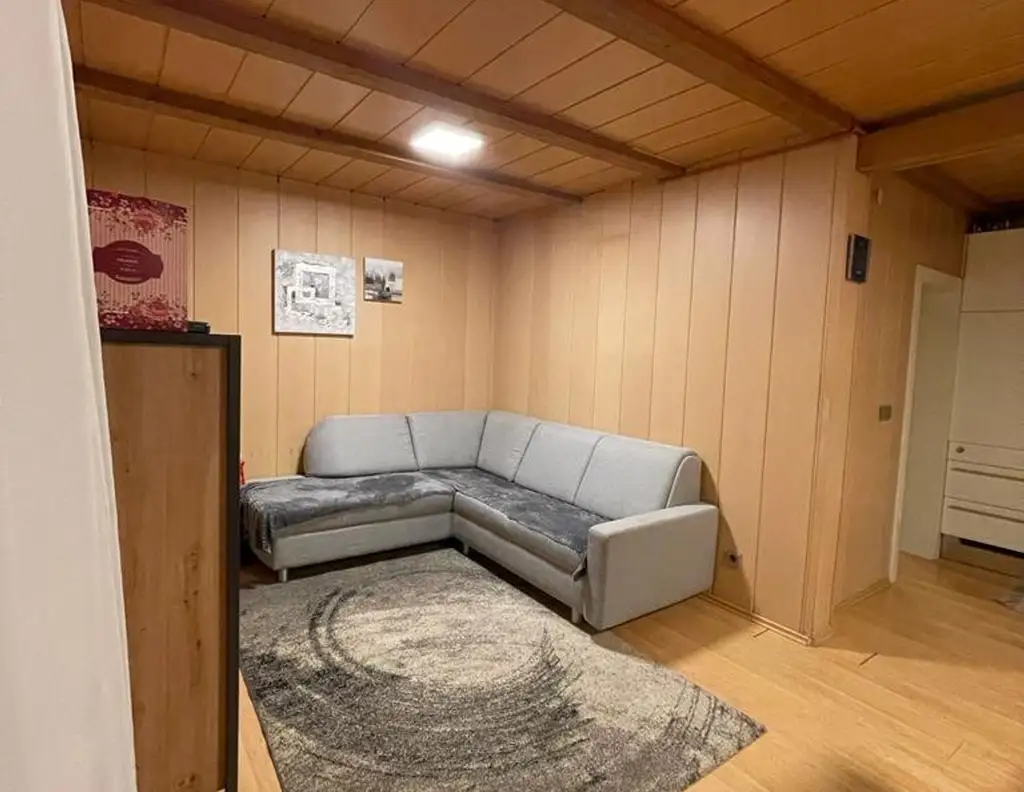 Traumhafte Bauparzelle mit gemütlichem Holzblockhaus