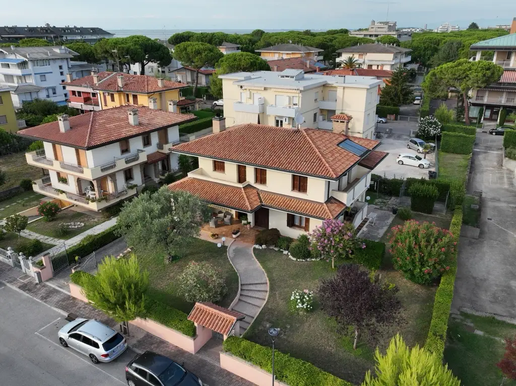 RARITÄT -  freistehende Villa in Lignano nahe der Lagune