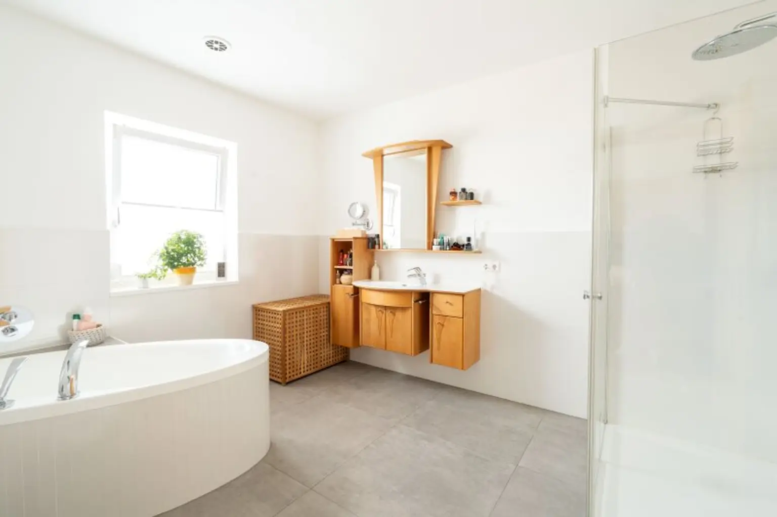 Traumhafte Doppelhaushälfte in Rutzing – Modernes Wohnen mit Pool, Kamin und großzügigem Garten!