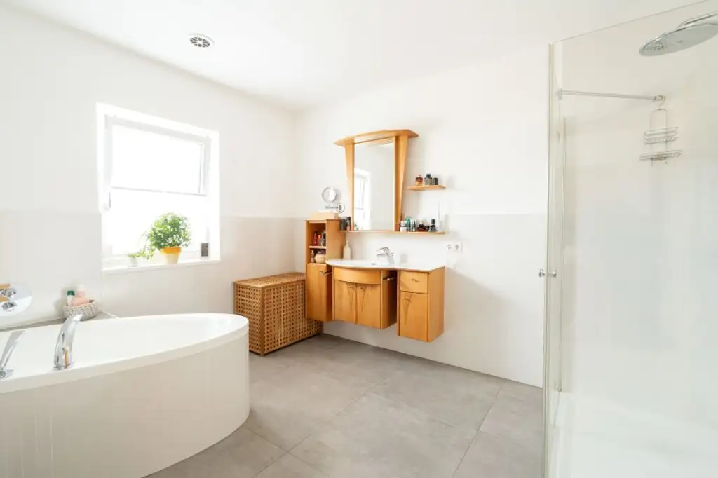 Traumhafte Doppelhaushälfte in Rutzing – Modernes Wohnen mit Pool, Kamin und großzügigem Garten!