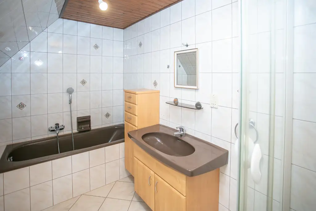 Neu adaptierte DG-Wohnung mit Terrasse und Tiefgarage