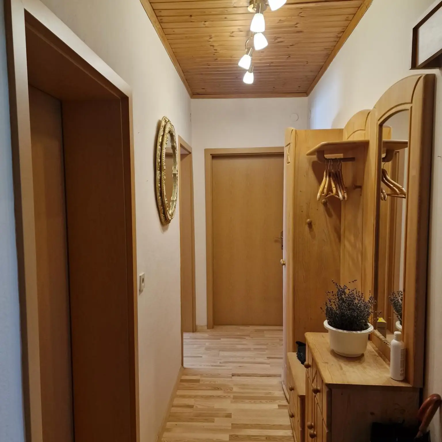 Gut aufgeteilte 3-Zimmer-Wohnung mit Terrasse und eigener Grünfläche