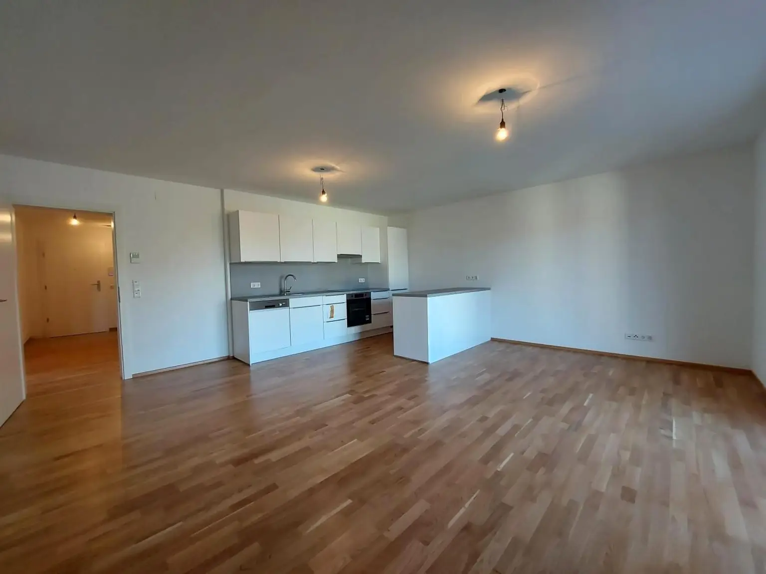 WOHNEN AM SCHLOSSBERG - GROSSZÜGIGE BALKONWOHNUNG IN ZENTRALER RUHELAGE