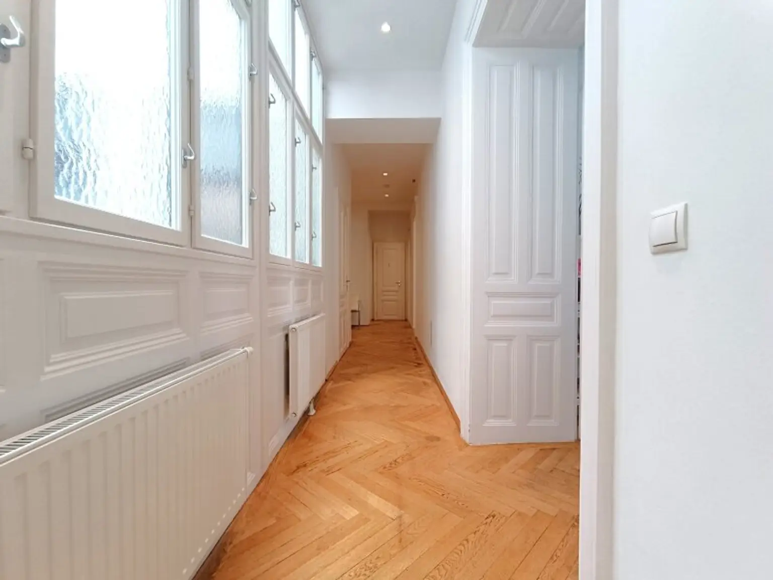 Großzügiges Büro mit Altbau-Charme im 1. Bezirk! Klimatisiert! 5 Räume! Jahrhundertwendehaus mit Lift! Nähe U2/U4 Schwedenplatz!