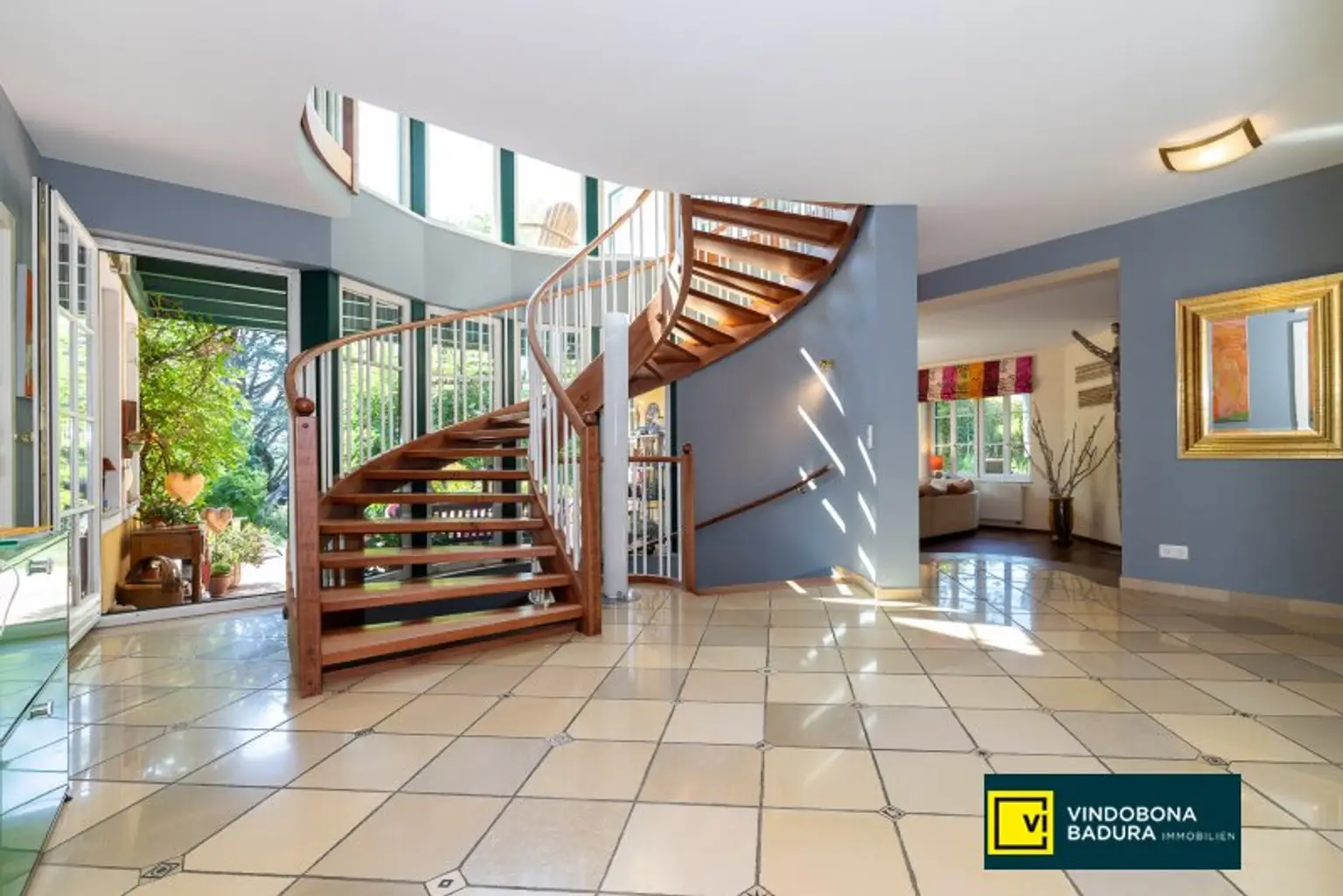 Stadt trifft Land: Exklusive Villa mit Gartenidylle und Schwimmbiotop in Ruhelage.