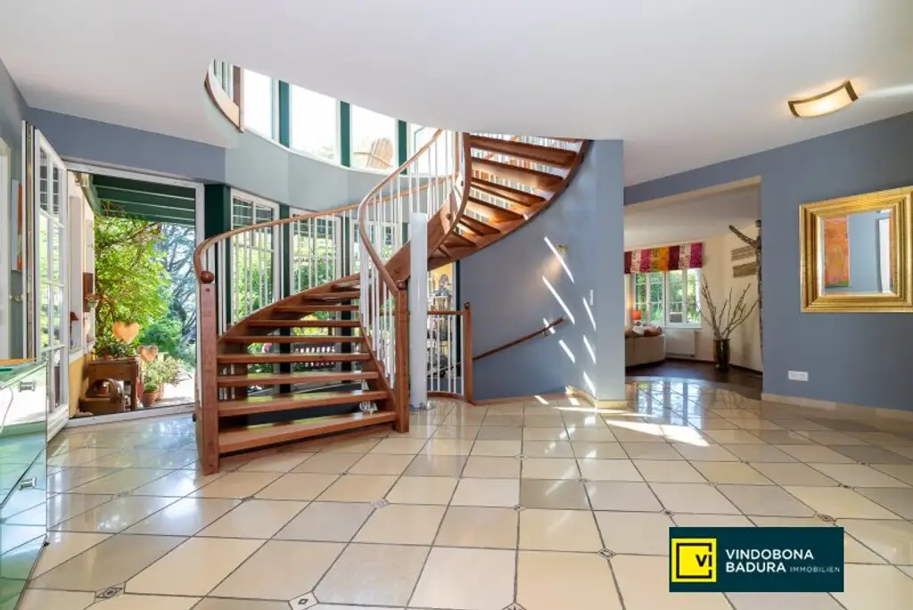 Stadt trifft Land: Exklusive Villa mit Gartenidylle und Schwimmbiotop in Ruhelage.