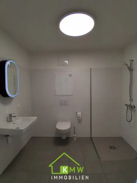 Erstbezug - Lichtdurchflutete 2 Zimmer Neubauwohnung mit Fernblick, Balkon & Tiefgaragenplatz