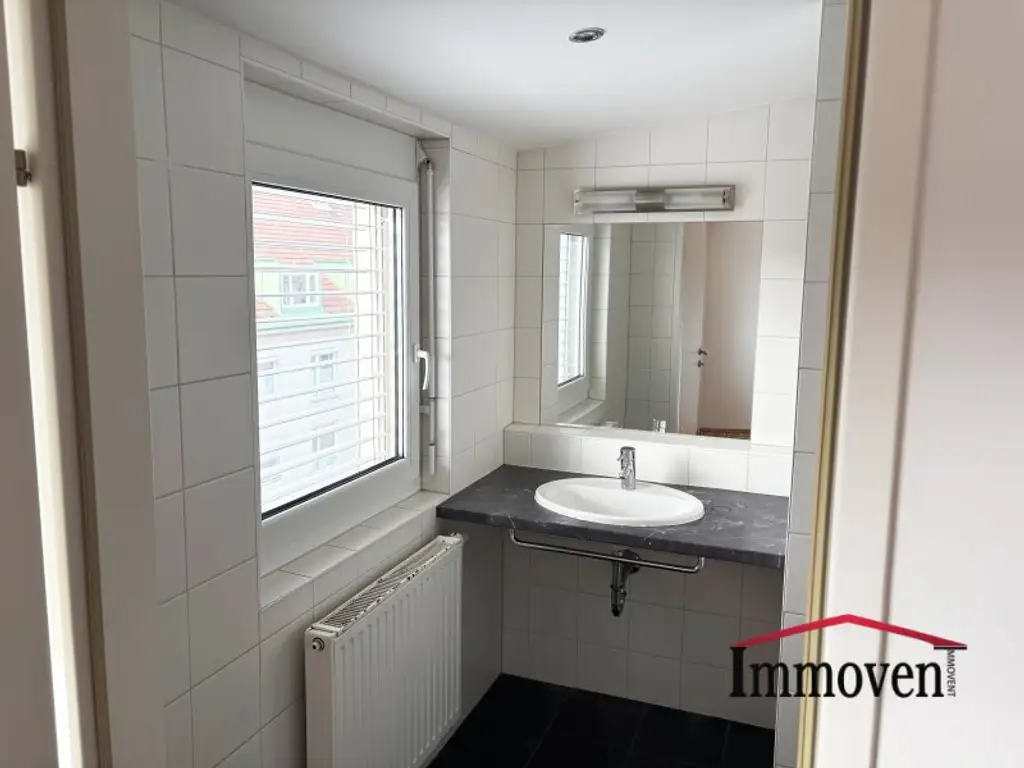 HOFSEITIG - Schöne 4-Zimmerdachgeschosswohnung mit Terrasse und Klimaanlage!