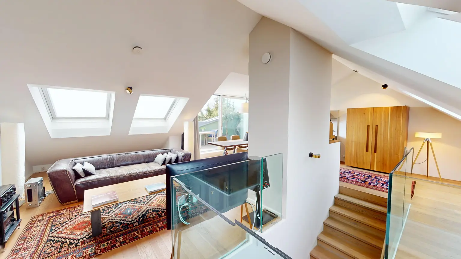 Cottageviertel I Traumhafte Dachwohnung im Jugendstil-Palais I Garagenplatz