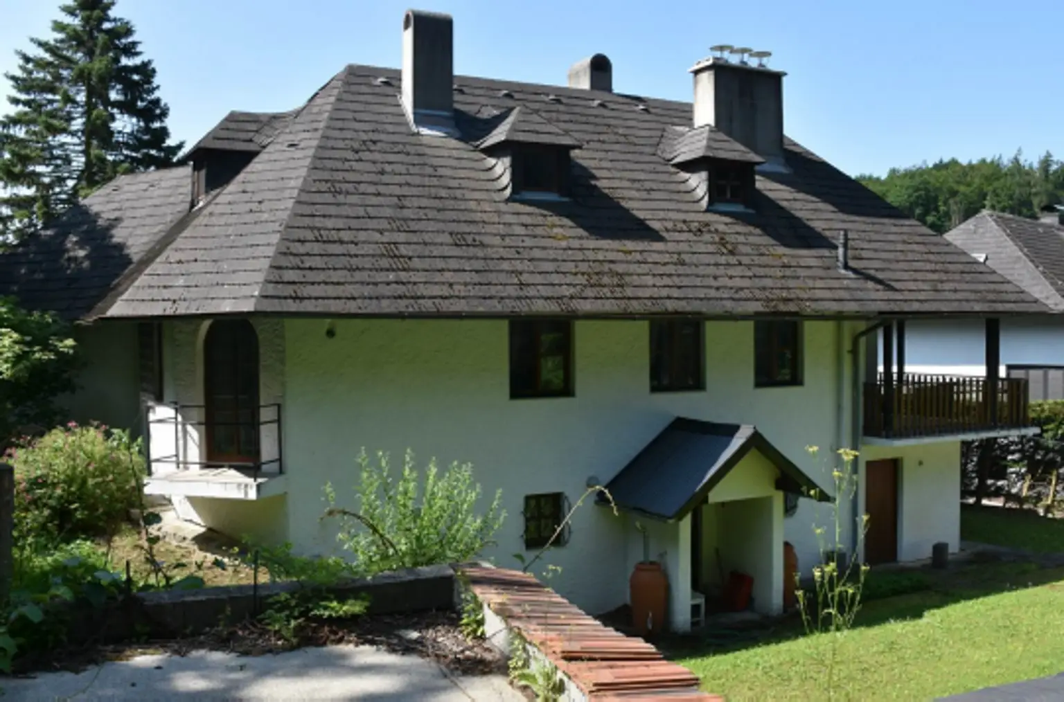 LANDHAUS MIT GROSSEM, SONNIGEN GRUND AM WALDRAND