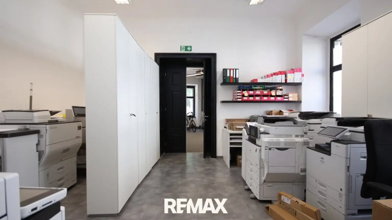 Großzügiges Büro Lager