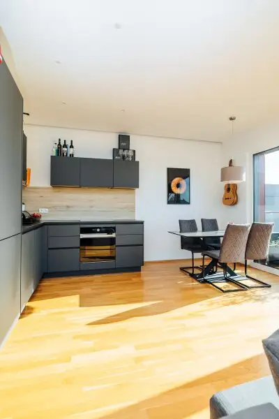 SMART-LIVING I STYLISCHES PENTHOUSE I KLIMA I SONNENTERRASSE I OFFENE DESIGN-KÜCHE I ELEGANTES BAD MIT REGENDUSCHE I