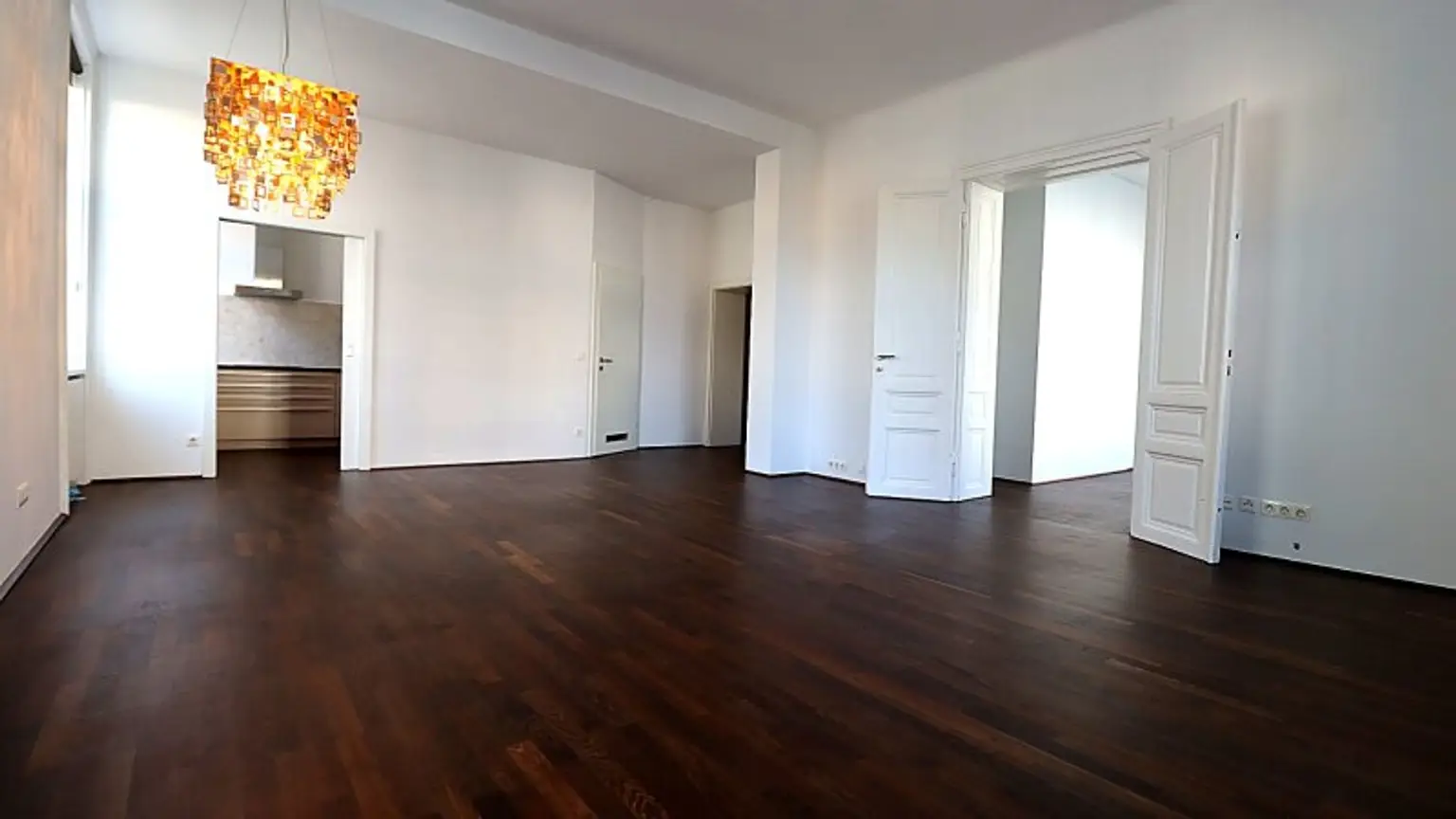 Wohnzimmer_Blick Küche/ Badezimmer