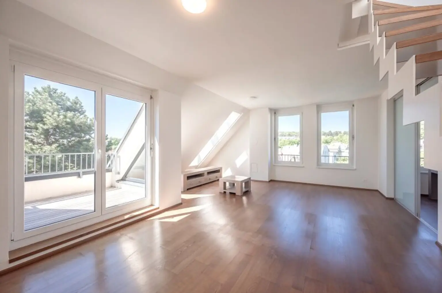Panoramaliebling: Luxuriöse DG-Wohnung mit Dachterrasse und Fernblick