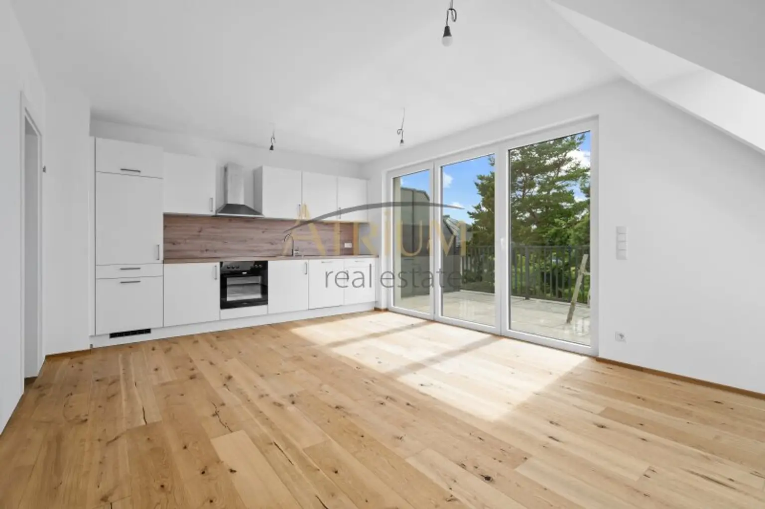 Erstbezug – moderne 2-Zimmer-Dachgeschosswohnung mit Terrasse und Weitblick