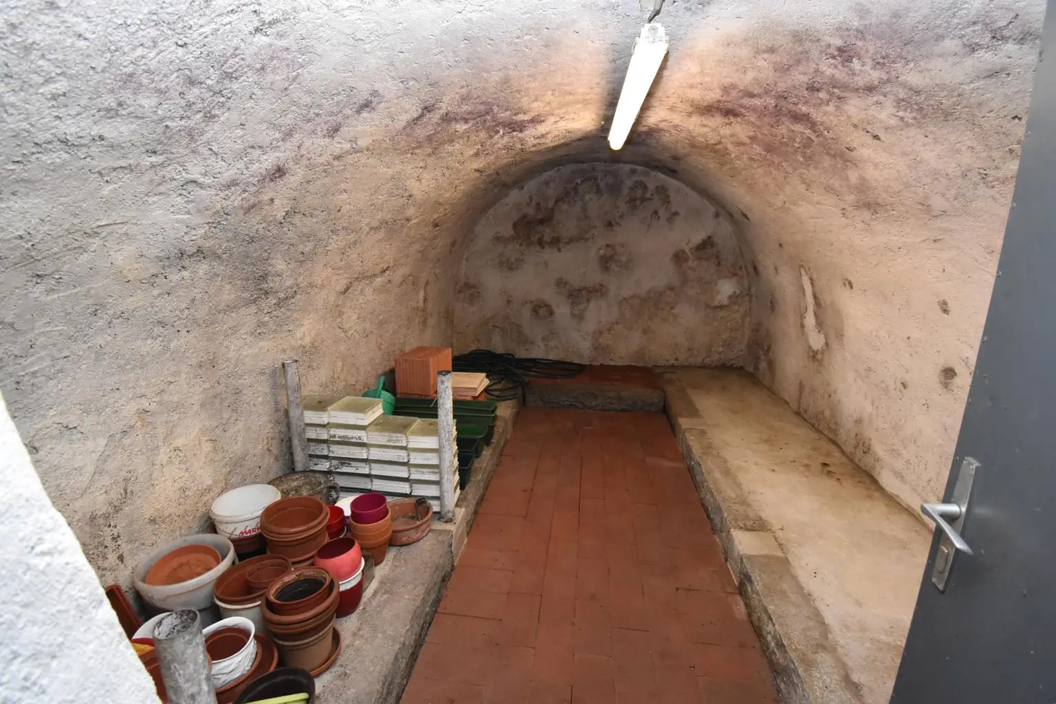 Wohnhaus mit SANIERUNGSBEDARF