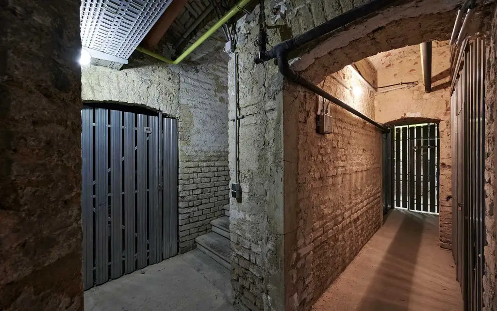 Historischer Charme trifft moderne Wohnqualität – 
3-Zimmer-Wohnung mit Innenhof-Terrasse