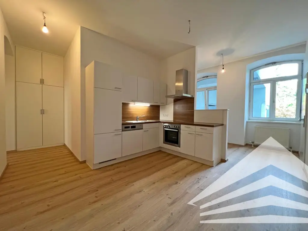 Renovierte 3 Zimmer-Altbau-Wohnung mit Küche in bester City-Lage - Nähe Landstraße