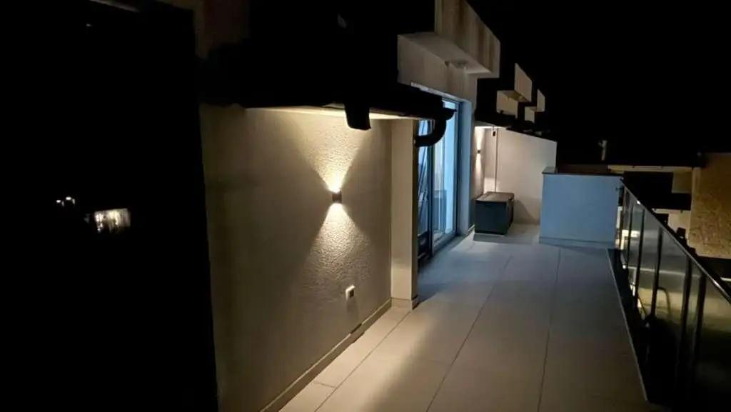 Neubau-Ferienwohnung mit Dachterrasse und Blick zum Meer
