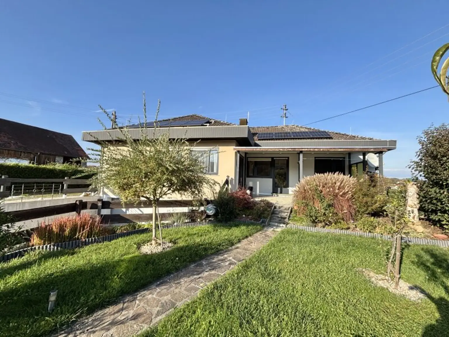 ** FAMILYS BEST **   Reinersdorf !! Bungalow mit ca. 122 m2 Wfl. in ruhiger, idyllischer Ortsrandlage mit ca. 1.200 m2 Eigengrund !!