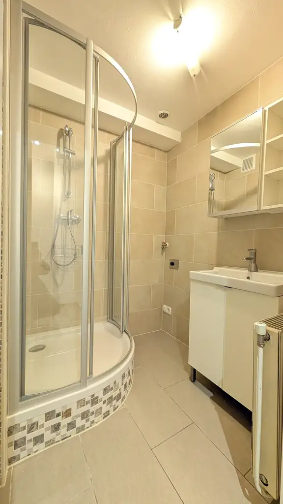 Nette Balkon-Garconniere in ruhiger und zentraler Grünlage beim Rahthauspark/ Mauer Hauptplatz !