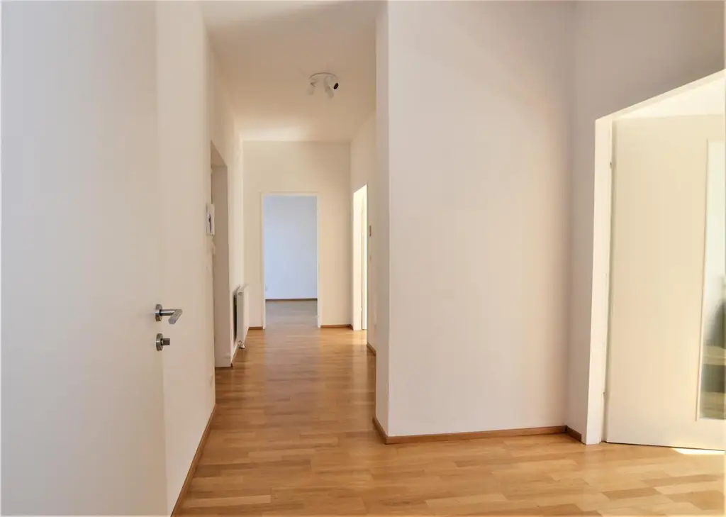 Helle Dachgeschosswohnung mit Charme und viel Freifläche