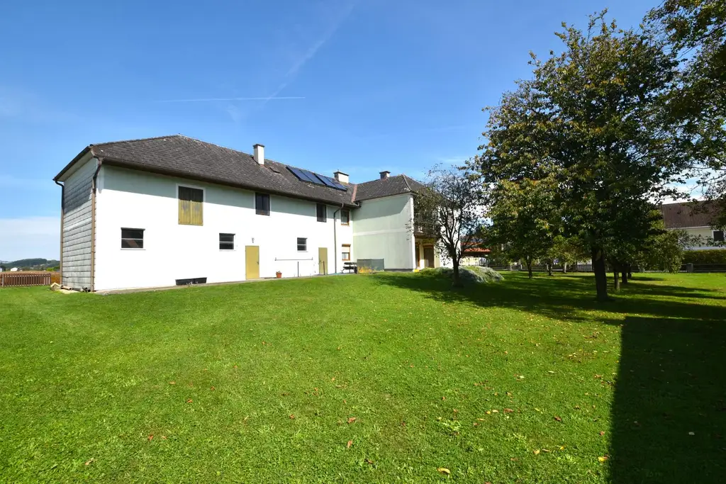 Mehrfamilienhaus mit viel Potenzial und Bauland-Agrar Widmung!