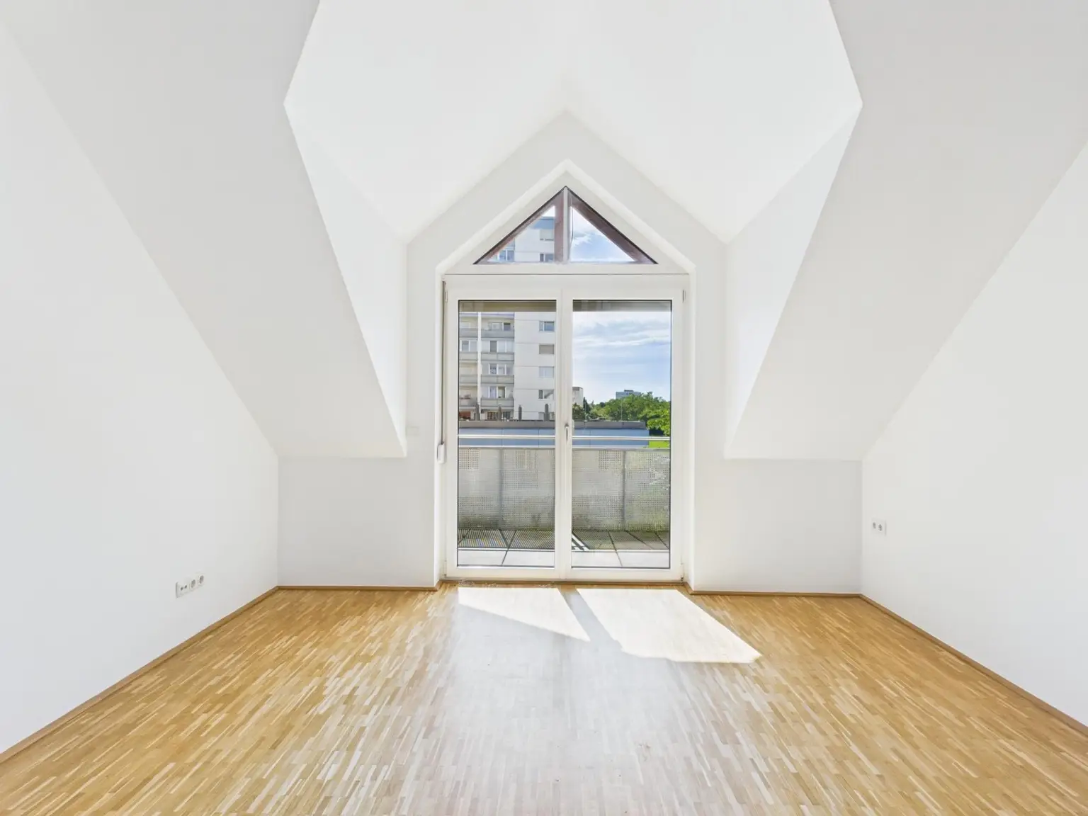 LINZ (Schörgenhubstraße): DACHGESCHOSS-WOHNUNG mit EMPORE ca. 76,5 m² Wohnfläche + BALKON ca. 4,9 m²