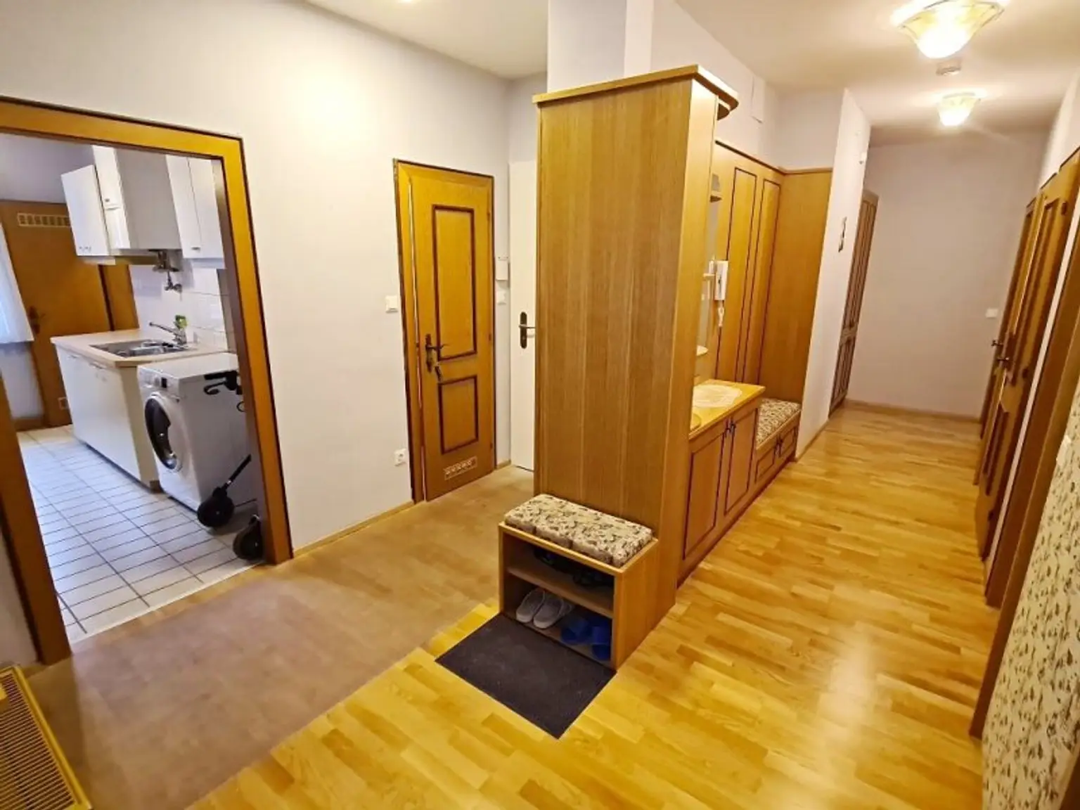 FAMILIENHIT, ENKPLATZ, gepflegte 113 m2 Neubau mit Loggia, 4 Zimmer, Küche, 2 Bäder, teilmöbliert, 3. Liftstock, U3-Nähe