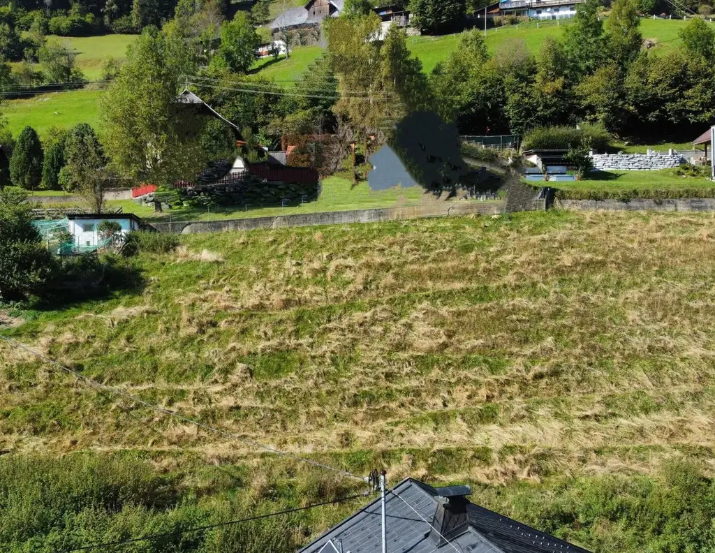 Großes Grundstück für Bauträger oder Privatpersonen mit Blick auf Berge und in die Ferne.