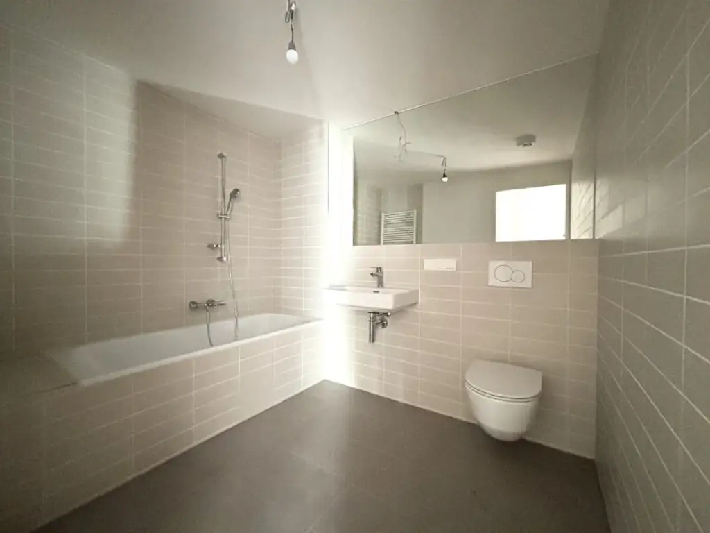 U-Bahn-Station U1 Kagran I Moderne Wohnung mit hochwertiger Ausstattung und Loggia I Donau Zentrum Nähe I Rooftop Pool I Sauna & Fitness