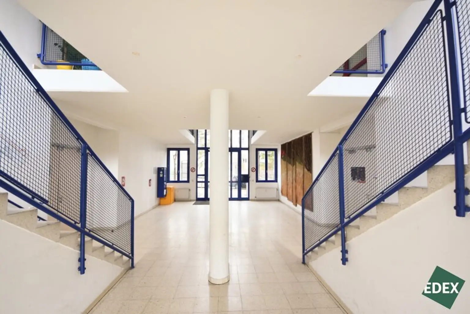 Bürofläche mit Lager und 20 Stellplätzen