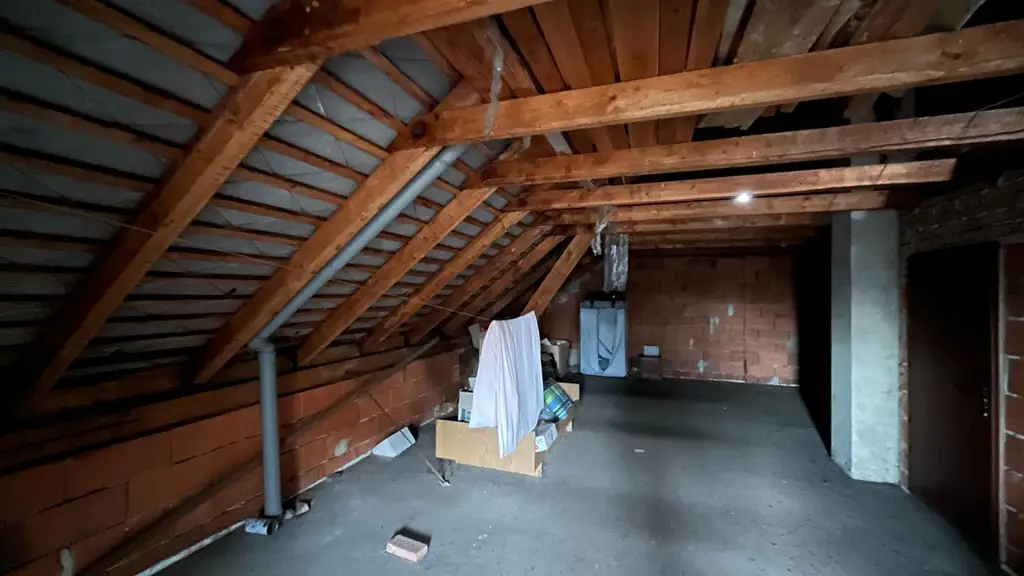 Haus in ruhiger Lage mit Erweiterungsmöglichkeit und großem Nebengebäude!