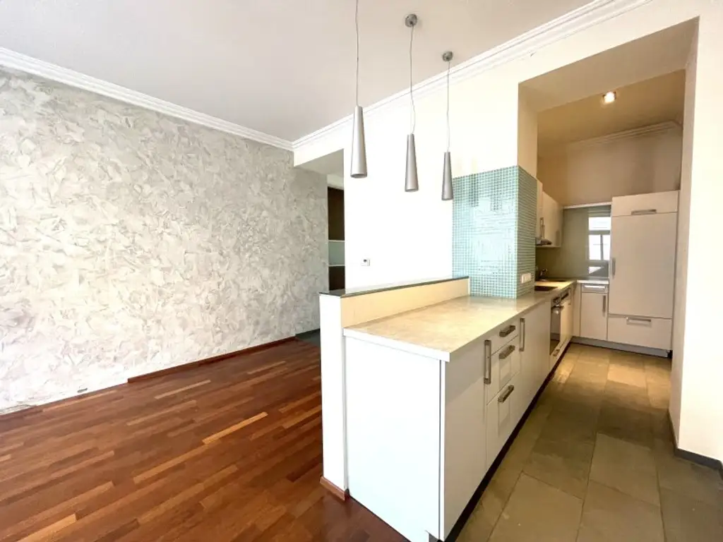 Altbau-Flair mit Balkon -   2-Zimmer Wohnung  - in Naschmarktnähe!