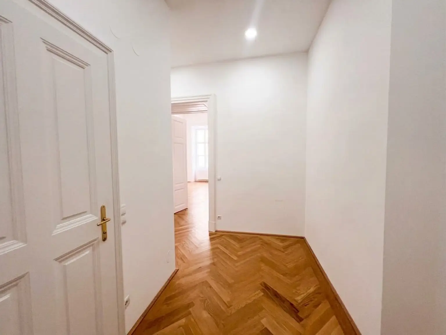 UNBEFRISTET: Charmante 2-Zimmer-Altbauwohnung im Herzen Wiens / Charming apartment in an old-style building in the heart of Vienna