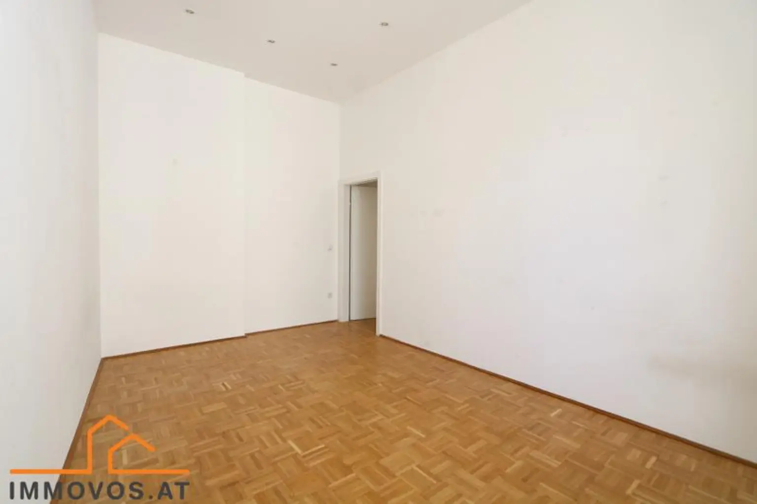 Zimmer 3 über den zentralen Gang begehbar