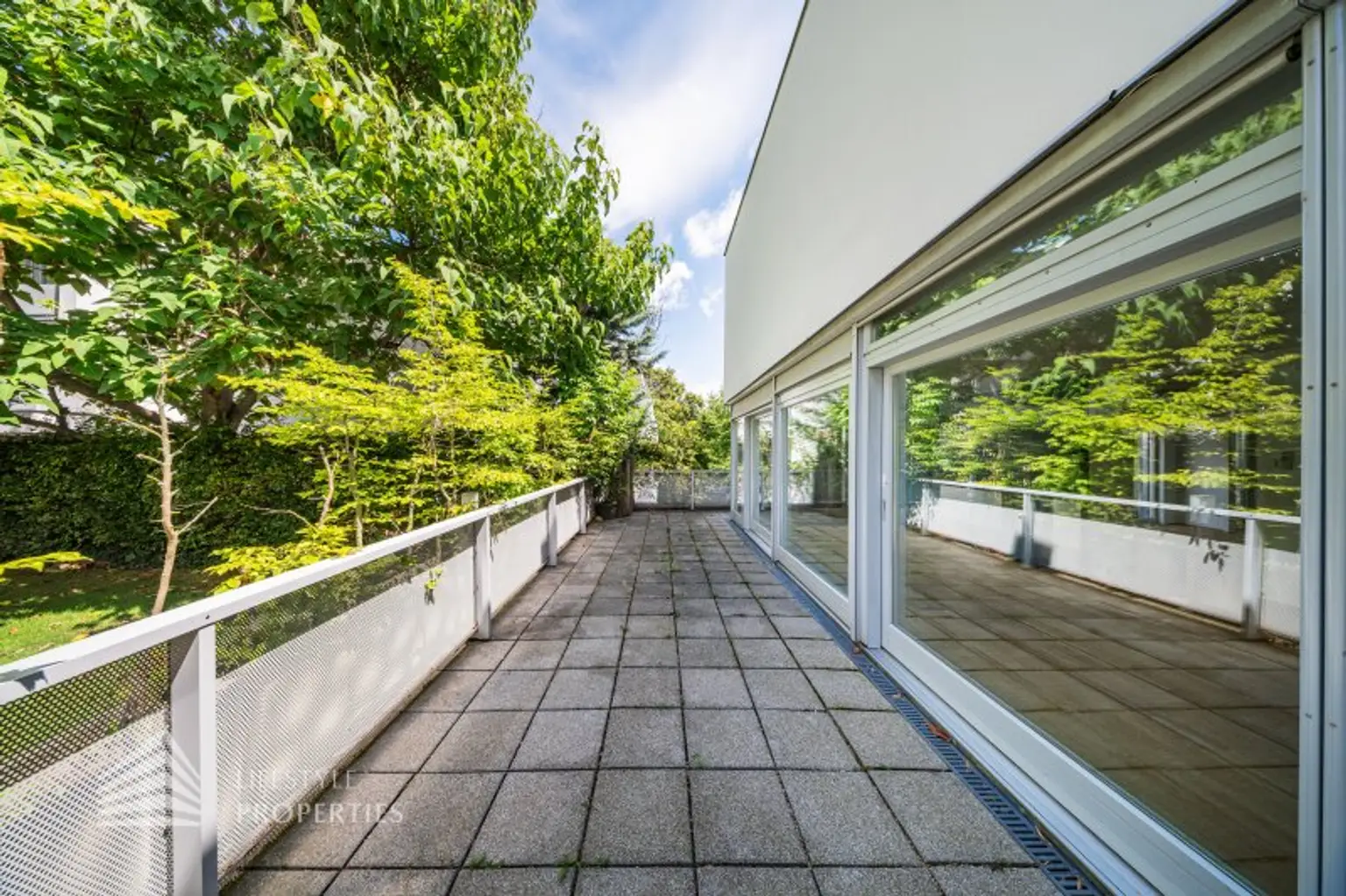 Wunderschöne 4 - Zimmer Wohnung mit Terrasse und 2 Balkonen