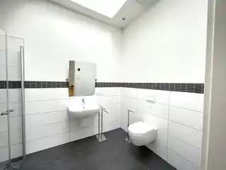 Duschbad (angrenzend an Schlafzimmer)