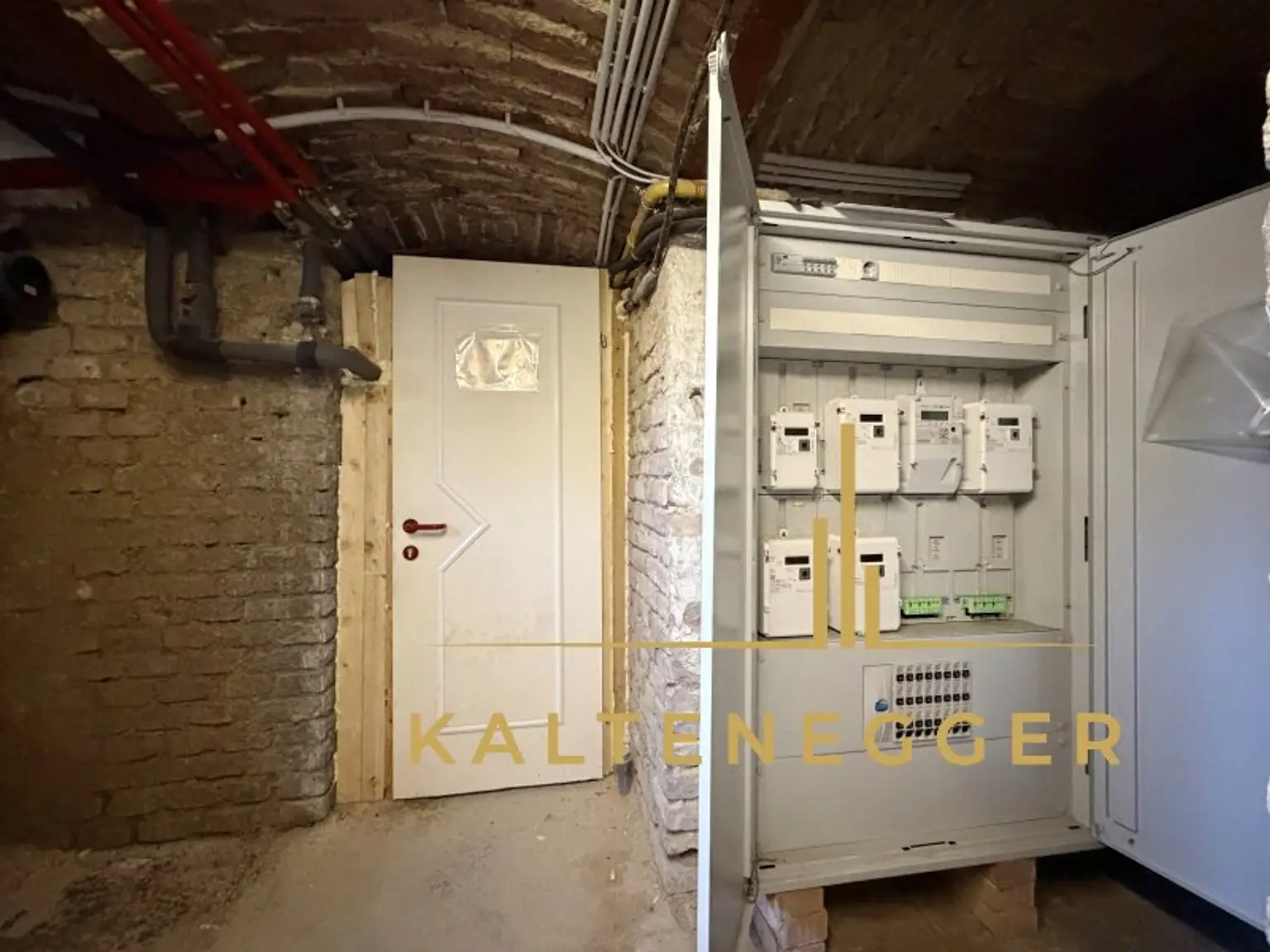 Zinshaus mit signifikantem Entwicklungspotenzial und bestandsfreien Flächen