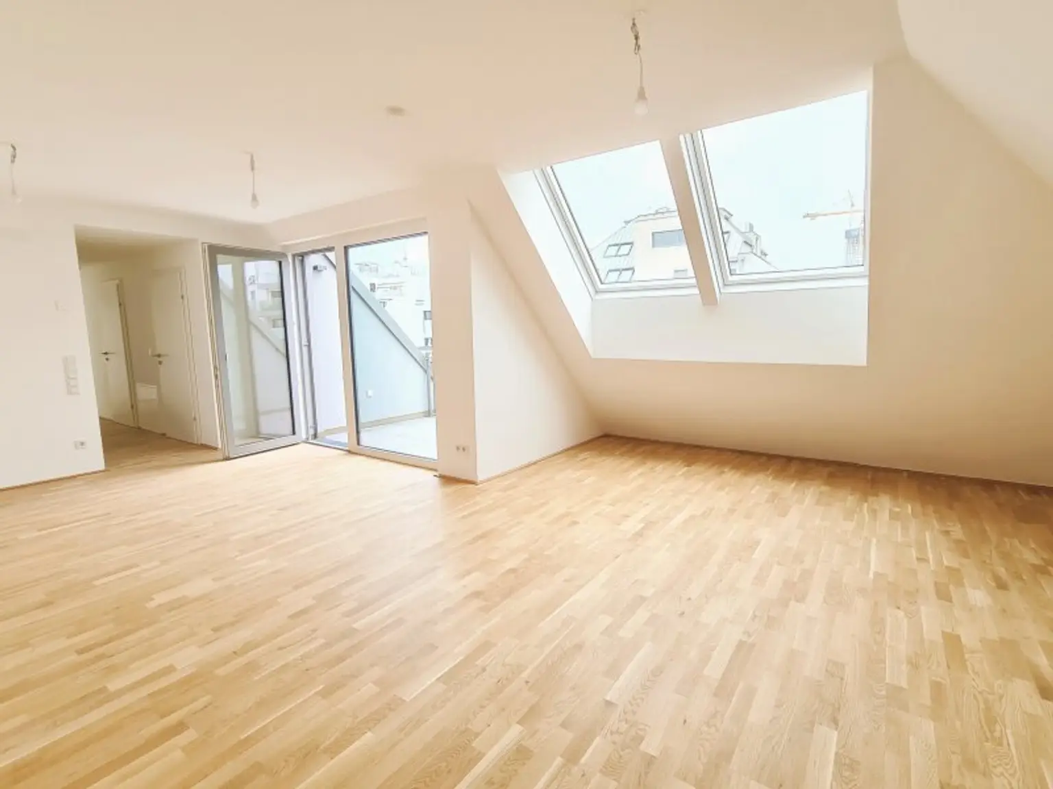 AB SOFORT BEZIEHBAR! Traumhafte Dachgeschosswohnung inkl. sehr großer Terrasse! Tolle Anbindung - U1 Kagranerplatz!