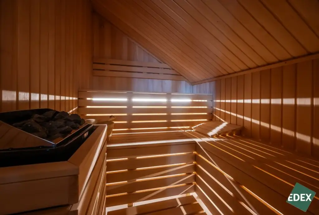 Exklusive Penthaus DG-Wohnung mit privatem Aufzug und Garage