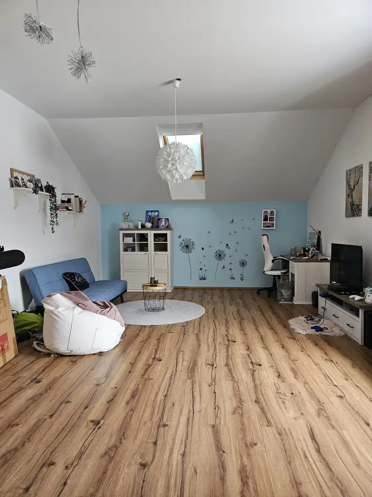 Modernisiertes Einfamilienhaus mit 1.057m² Grundstück, Luftwärmepumpe & PV-Anlage in ruhiger Ortsrandlage von Wopfing